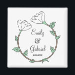 Íman Noivos Brancos de Casamento Floral Brancos do Noiv<br><div class="desc">Uma noiva moderna e um ímã de presentes noivos noivos com uma floral única em forma de anel de casamento. Presente para a noiva e noiva um ímã de casamento floral. Uma lembrança para salvar para sempre. Folhas verdes florais brancas. Você também pode oferecer à família e aos amigos.</div>