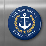 Íman Nome da família Beach House Anchor Dourado Laurel<br><div class="desc">Um imã de geladeira na moda náutica com temas redondos com o seu nome de família personalizado e casa de praia, casa de lago ou outro texto desejado e data estabelecida. Possui uma âncora de barco personalizada, com folhas de ouro e uma estrela em azul-marinho ou personalize facilmente a cor...</div>
