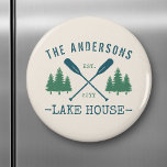 Íman Nome da família Lago House Oars Rustic Pine Trees<br><div class="desc">Um belo e rústico ímã com tema, com seu nome familiar e casa do lago, cabana, cabana ou outro texto desejado e sua data estabelecida, tudo em tipografia rústica. Este design exclusivo e personalizado apresenta remos, remos, remos e pinheiros azuis em verde macio. A cor de base do creme de...</div>