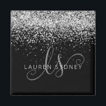 Íman Nome do Monograma do Glam Glitter Silver<br><div class="desc">Magnet Elegante Elegante Glitter Dourado Glam Rosa. Personalize facilmente esse design de ímã chico moderno com brilho brilhante rosa-ouro elegante em fundo preto. O design apresenta seu monograma manuscrito com espirais bonito e seu nome.</div>