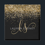 Íman Nome do Monograma do Glitter Dourado<br><div class="desc">Magnet Elegante De Monograma Com Glitter Dourado. Personalize facilmente este design de ímã chico moderno com elegante brilho dourado em fundo preto. O design apresenta seu monograma manuscrito com espirais bonito e seu nome.</div>