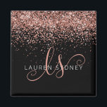 Íman Nome do Monograma do Glitter Glitter Cor-de-Rosa r<br><div class="desc">Magnet Elegante Elegante Glitter Dourado Glam Rosa. Personalize facilmente esse design de ímã chico moderno com brilho brilhante rosa-ouro elegante em fundo preto. O design apresenta seu monograma manuscrito com espirais bonito e seu nome.</div>