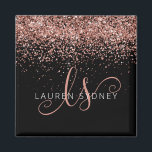 Íman Nome do Monograma do Glitter Glitter Cor-de-Rosa r<br><div class="desc">Magnet Elegante Elegante Glitter Dourado Glam Rosa. Personalize facilmente esse design de ímã chico moderno com brilho brilhante rosa-ouro elegante em fundo preto. O design apresenta seu monograma manuscrito com espirais bonito e seu nome.</div>