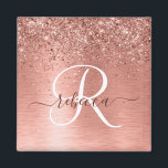 Íman Nome do Monograma do Glitter Metálico Brutado Dour<br><div class="desc">Personalize facilmente esse design de ímã chico moderno com brilho bonito de ouro rosa em um fundo metálico escovado de rosa dourado.</div>