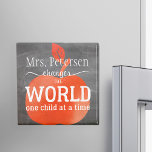 Íman Nome do professor Chalkboard Red Apple e Cotação<br><div class="desc">O nome e o roteiro de tipografia branca inspirados na citação "Professores mudam o mundo de uma criança de cada vez" sobre uma grande maçã-d'água vermelha sobre fundo de uma lousa negra. Personalize-o com o seu melhor nome de professor e faça dele uma boa obrigado que guarde presente para ela!...</div>