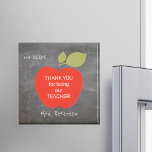 Íman Nome do professor | obrigado de maçã vermelha<br><div class="desc">Uma grande maçã vermelha e seu dentro de texto personalizado em um fundo de quadro escolar. Personalize esta imã de geladeira com o nome e a nota do seu professor! Pode ser um obrigado bem pensado e fofo que você dá para seu professor no dia da apreciação, no dia da...</div>