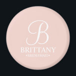 Íman Nome e Monograma da Bridesmaid Personalizada<br><div class="desc">Donativos Personalizados de Bridesmaid Elegantes Pretos e Brancos que apresentam um monograma personalizado em estilo de letra de script elegante branco com nome e título da bridesmaid no estilo de letra serif clássico em fundo rosa-pinto-claro. Também perfeito para madrinha de casamento,  florista,  mãe da noiva e muito mais.</div>