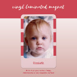 Íman Nome personalizado adicionar foto com listras cor-<br><div class="desc">Mostre seu estilo com uma imã de geladeira personalizada! Este ímã legal permite adicionar sua foto e seu nome favoritos em um fundo rosa pálido com listras rosa. O laminado protege sua foto de arranhões e desvanecimentos, então ele ficará excelente por anos. Perfeito para o seu frigorífico, armário ou qualquer...</div>