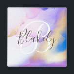 Íman Nome Personalizado Monograma Cor de Água Púrpura L<br><div class="desc">Personalize facilmente este estilo glamouroso,  abstrato lilac,  tinta aquática e fundo de pulverização em ouro falso,  com os seus detalhes personalizados.</div>