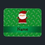 Íman Nome personalizado papais noeis canas doces verdes<br><div class="desc">Crie o seu personalizado Personalizado basta adicionar nome, monograma ou iniciais ou dizer em seus papais noeis de desenho bonitos com terno vermelho, barba branca, mitenes verdes e chapéu com pompom, com um padrão verde de canas doces e faixa verde. Papais noeis bonitos dão ideias para crianças, meninas e meninos....</div>