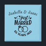 Íman Nomes personalizados de aniversário de casamento d<br><div class="desc">Comemore seu sexagésimo quinto aniversário de casamento com este fundo azul-céu,  imã personalizado. Personalize os nomes em texto preto para o seu ou para o casal que comemora este marco. Excelente para um favor do partido também!</div>