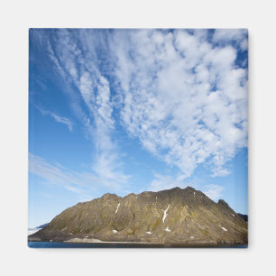 Íman Noruega, Svalbard, Nuvens acima de penhascos íngre