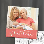 Íman Nós Te Amo Foto Personalizada Da Avó<br><div class="desc">Magnetos personalizados de barato personalizados personalizados com suas fotos e texto. Adicione uma foto especial com sua mãe ou avó para Dia de as mães. O texto diz "Nós Amo-Te Vovó" ou personaliza-o com a tua própria mensagem. Use as ferramentas de design para adicionar mais fotos, alterar a cor do...</div>