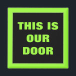 Íman Nosso Marcador de Porta de Stateroom Genérico de P<br><div class="desc">Marcador de porta em amarelo a preto por postar na porta da sua cabine no próximo cruzeiro. Um belo presente de viagem! Os navios de cruzeiro ficam cada vez maiores. Os corredores com filas mais longas e mais longas de portas de cabine que todos se parecem! Marque sua porta de...</div>