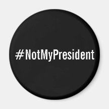 #NotMyPresidente, letras brancas sobre ímã preto
