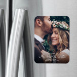 Íman Novo Sr. & Sra. Newlyweds Foto Chic Wedding Keepsa<br><div class="desc">Adicione um toque elegante às condecorações de casa dos recém-casados com um simples na moda, "novo Sr. & Sra.", imã personalizado de manutenção de fotos de casamento. A imagem e toda a redação deste modelo são simples de personalizar. O design de cobertura de letras brancas apresenta uma foto de sua...</div>