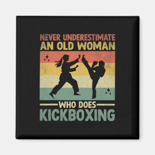 Íman Nunca Subestime Uma Mulher Idosa Que Pratica Kickb