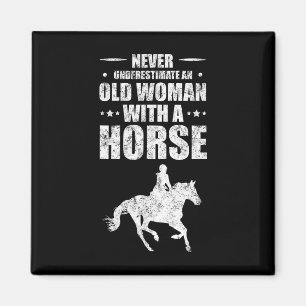 Íman Nunca Subestime Uma Mulher Velha Com Um Cavalo