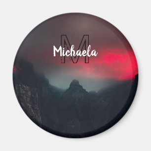 Íman Nuvens a arder, nevoeiro e monograma das montanhas