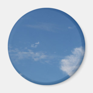 Íman nuvens brancas do céu azul escuro