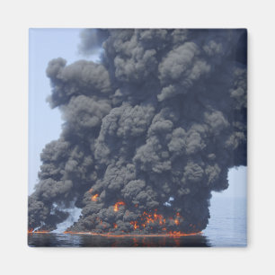 Íman Nuvens escuras de fumaça e fogo emergem 2