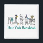 Íman NYC Chanukah, Feriados Judaicos em Nova Iorque Han<br><div class="desc">Apresenta uma ilustração original de marcos clássicos de Nova Iorque, incluindo Washington Square Arch, Brooklyn Bridge, e Estátua da Liberdade, "vestidos" para as férias. Perfeito para qualquer um que vive ou ama o "puxa-saco" da NYC durante a temporada de Chanucá. Esta ilustração de feriado também está disponível em outros produtos....</div>