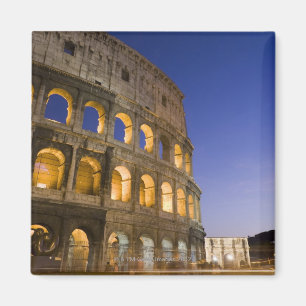 Íman o ampitheatre de Colosseum iluminado na noite