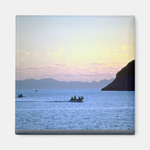Íman O arrebol da tarde do por do sol, bote no mar de