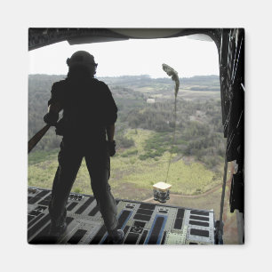 Íman O aviador olha um pacote da prática cair