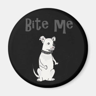 Íman O buldogue americano branco engraçado morde-me