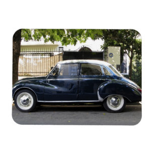 Íman O carro de Audi era velho, mas muito bem guardado.