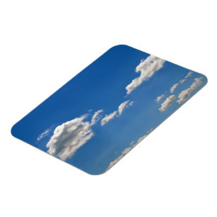 Íman O céu é azul e as nuvens brancas estão passando