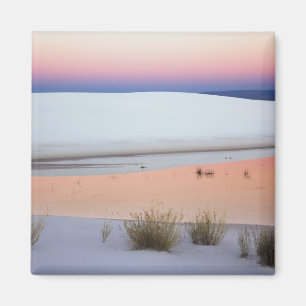 Íman O céu escuro refletido na piscina de água de