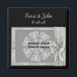 Íman O Elegante Silver Frame Wedding Favorece Magnet Fo<br><div class="desc">Elegante quadro prateado com um arco, exceto a data do anúncio do casamento a favor do ímã do refrigerador. Preparado para sua foto especial. Substitua suas informações no modelo. Faça mais alterações no texto e tamanho da fonte, estilo e cor. Adicione sua foto clicando em Alterar e carregue sua foto....</div>