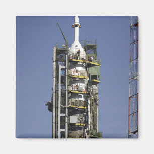 Íman O foguete de Soyuz é erigido na posição