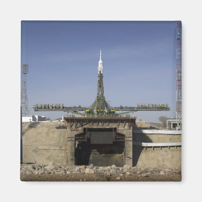 Íman O foguete Soyuz é erguido na posição 6 (Frente)