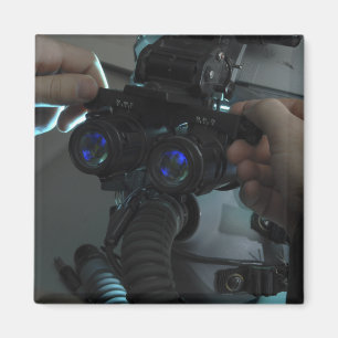 Íman O homem-ar ajusta o olho