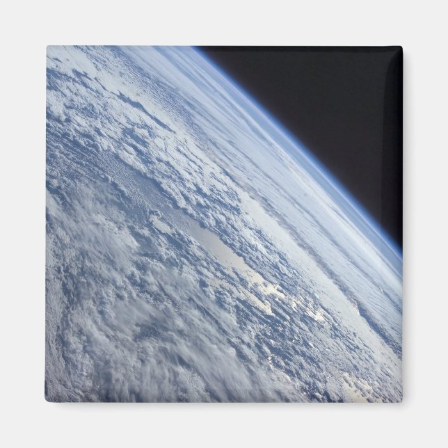 Íman O horizonte da Terra contra a escuridão do espaço (Frente)