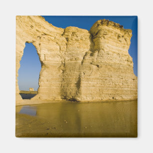 Íman O keyhole of the Monument Rocks aka Chalk