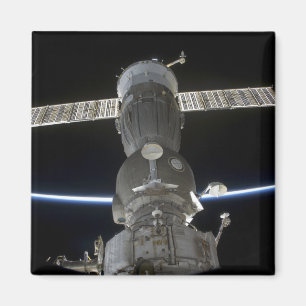 Íman O membro da terra cruza uma nave espacial de Soyuz