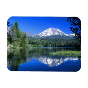 Íman O Monte Lassen sobe acima do Lago Manzanita