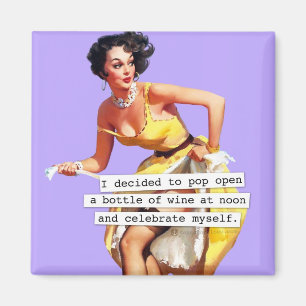 Íman O pop abre uma garrafa do vinho no meio-dia