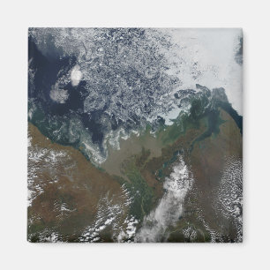 Íman O rio Mackenzie esvazia-se na Baía de Mackenzie