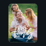 Íman O Script com Letra de Nossa Família Personalizável<br><div class="desc">Mostre um momento especial de sua família com ímã de fotos personalizável. Este ímã fotográfico apresenta um script branco,  com letra de mão,  "nossa família". Personalize adicionando sua foto e texto. Isso será perfeito como presente de formatura.</div>