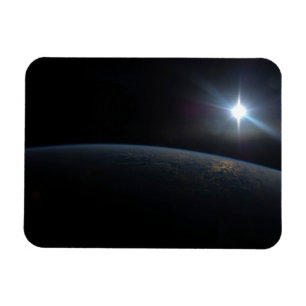 Íman O Sol Se Situando Sobre O Horizonte Da Terra.