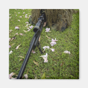 Íman O soldado pratica táticas do atirador furtivo