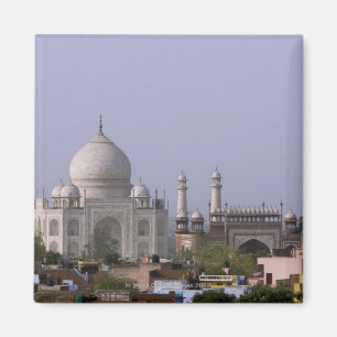 Íman o Taj Mahal domina a cidade de Agra