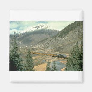 Íman O trem está cruzando o rio dos Animas após o lea