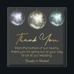 Íman obrigado que você bota na discoteca, casamento de<br><div class="desc">deco de fundo por freepik.com na moda três bolas discográficas: azul,  amarelo,  rosa e roxo,  obrigado de fundo preto-ouro que você imprime com mensagem.</div>