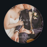Íman Obrigado Script Wedding Foto<br><div class="desc">Obrigado, magnatas da manutenção do casamento pela sua família e amigos que compareceram à sua celebração do casamento. Personalize com sua foto e seus nomes. Estes podem ser usados como um favor de casamento ou enviados como um obrigado para você depois da cerimônia. Entre em contato comigo através do botão...</div>